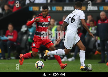 Elias Kachunga von Huddersfield Town (links) und Kyle Naughton von Swansea City kämpfen während des Premier League-Spiels im Liberty Stadium, Swansea, um den Ball. Stockfoto