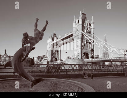 London, Großbritannien - 19 September 2017: Das Mädchen mit dem Dolphin Fountain (1973) von David Wynne. Stockfoto