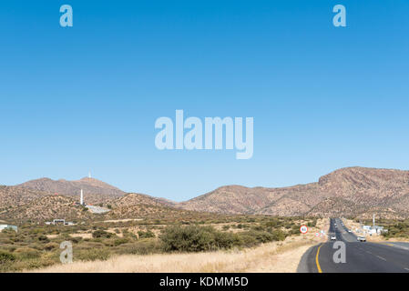 Auf der Suche nach Süden auf der b1-Straße südlich von Windhoek. Die Helden Morgen sichtbar ist, sowie eine Mikrowelle Telekommunikation Turm auf Großherzog Friedrich mo Stockfoto