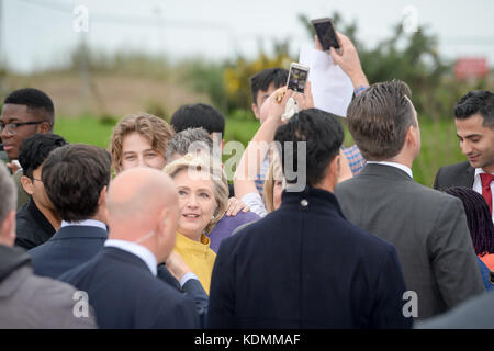 Hillary Clinton trifft sich mit Mitgliedern der Öffentlichkeit zu spontanen Handy-Selfies, als sie an der Swansea University eine Ehrendoktorwürde erhält, in Anerkennung ihres Engagements für die Förderung der Rechte von Familien und Kindern auf der ganzen Welt, Eine Verpflichtung, die von der Beobachtungsstelle für die Menschenrechte von Kindern und Jugendlichen der Universität Swansea geteilt wird. Stockfoto