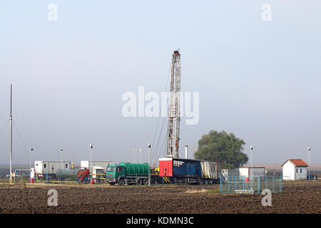 Öl-Bohrinsel am Ölfeld Stockfoto