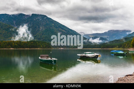 Am sylvensteinsee an einem regnerischen Herbsttag Stockfoto