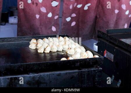 Asiatische Knödel, auf einer heissen Platte zubereitet Stockfoto