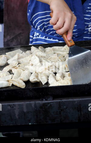 Asiatische Knödel, auf einer heissen Platte zubereitet Stockfoto