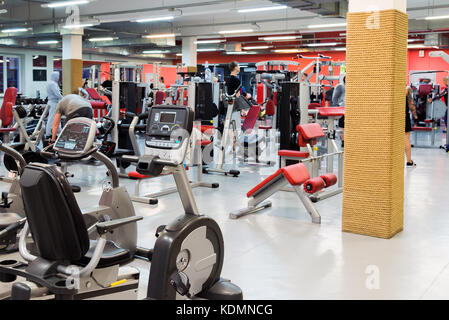 Fitnesscenter mit traineger Ausrüstungen in Moskau, Russland Stockfoto