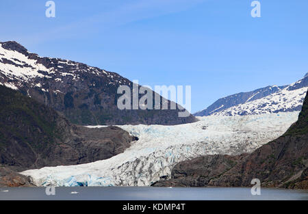 Ein beliebtes Touristenziel in Juneau, Alaska ist der 13,6 km langen Mendenhall Gletscher und die wandern alle um ihn herum. Stockfoto