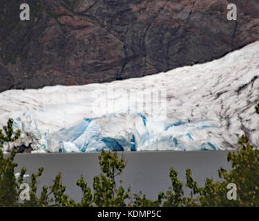 Nahaufnahme des Mendenhall Gletscher Eis wie es berührt in Mendenhall Lake in Juneau, Alaska Stockfoto