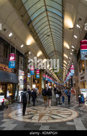 Kyoto, Japan - 18. Mai 2017: Fußgänger gehen in der Shin kyogoku Einkaufspassage Stockfoto