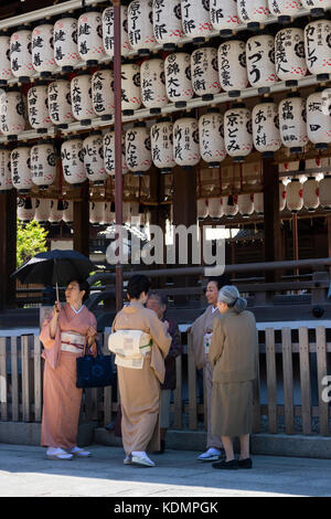 Kyoto, Japan - 19. Mai 2017: traditionell gekleideten Frauen im Kimono vor Der yasaka jinja Schrein Stockfoto