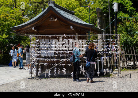 Kyoto, Japan - 19. Mai 2017: o-mikuji fortune Papiere zu einem Rack an der yasaka jinja Schrein In Kyoto gebunden Stockfoto