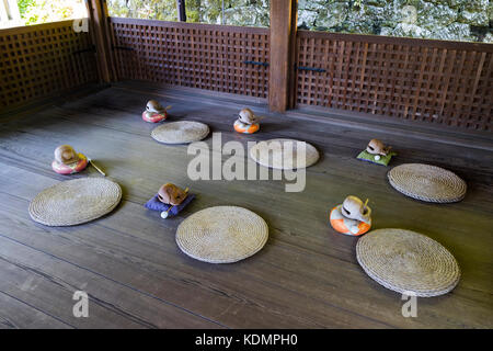 Kyoto, Japan - 19. Mai 2017: Zimmer mit traditionellem zen-buddhistischen Holz- fisch Gongs, mokugyo und Kissen Meditation durchführen Stockfoto