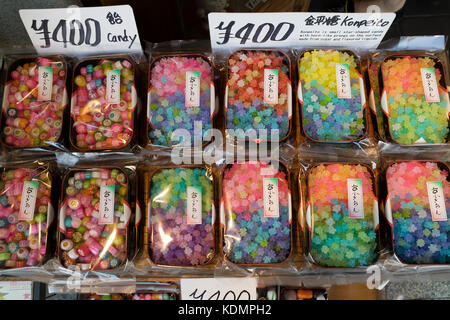 Kyoto, Japan - 19. Mai 2017: Fächer mit bunten Vielfalt von Candy im Shop Stockfoto