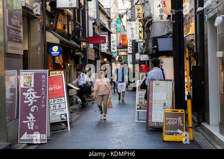 Kyoto, Japan - 19. Mai 2017: Touristen in pontocho Dori Straße, den chion Bezirk, bei Sonnenuntergang Stockfoto