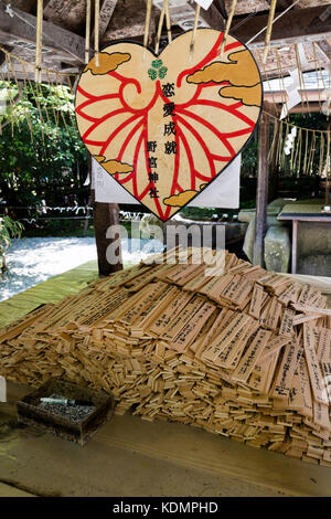 Kyoto, Japan - 20. Mai 2017: Japanischer Holz- gebet Sticks mit Nachrichten in einer religiösen Zeremonie verwendet Stockfoto