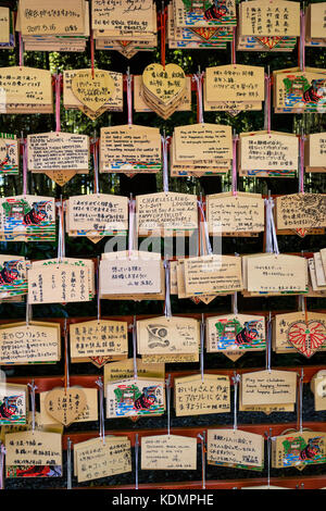 Kyoto, Japan - 20. Mai 2017: ema, kleine hölzerne Votiv Tafeln mit Wünsche und Gebete für Sie in verschiedenen Sprachen geschrieben Stockfoto