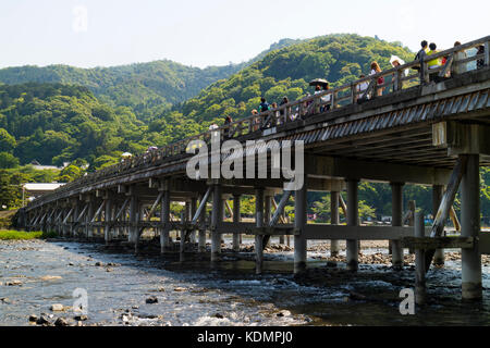 Kyoto, Japan - 20. Mai 2017: Historische togetsukyo Brücke über den Fluss am Katsura otsuki, Yamanashi, Japan Stockfoto