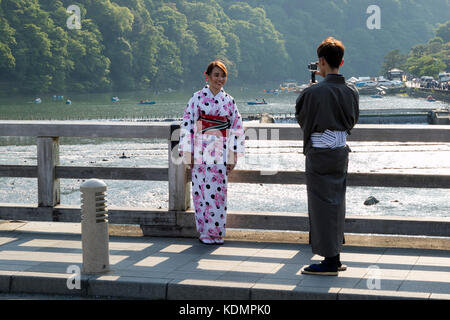 Kyoto, Japan - 20. Mai 2017: Frau im Kimono ist auf der historischen Togetsukyo-Brücke über den Katsura-Fluss bei Otsuki, Yamanashi, Japan, abgebildet Stockfoto