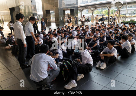 Kyoto, Japan - 21. Mai 2017: Klasse der Schulkinder in Uniform warten im Bahnhof von Kyoto Stockfoto