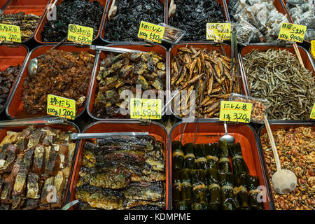 Kyoto, Japan - 22. Mai 2017: Verkauf einer Vielzahl von zubereiteten Fisch am Nishiki Markt, der Kyoto Küche in Kyoto. Stockfoto