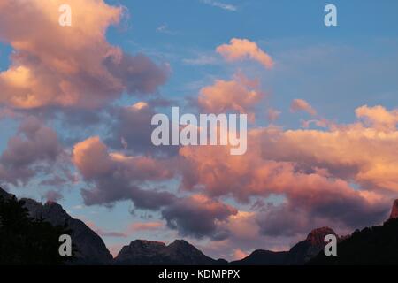 Wolken über den Norden albanischen Berge, bei Sonnenuntergang Zeit. aus dem Dorf boge gesehen nächste Nationalpark nach theth. Albanien. Südosteuropa. Stockfoto