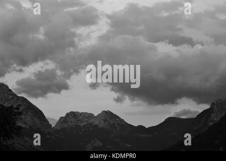 Wolken über den Norden albanischen Berge, bei Sonnenuntergang Zeit. aus dem Dorf boge gesehen nächste Nationalpark nach theth. Albanien. Südosteuropa. Stockfoto