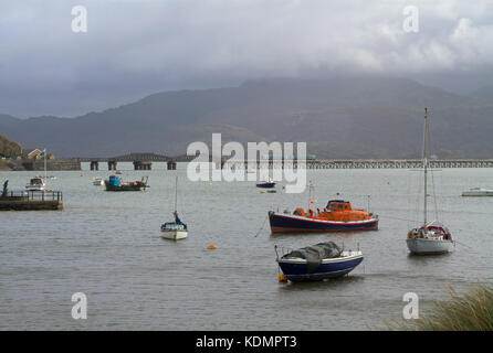 Ein Arriva Trains Wales Klasse 158 DMU-Köpfe über Barmouth Viadukt über die Cardigan Bay, im Bereich der Eifionydd Gwynedd in Wales. Ein Arriva Trains Wales Stockfoto