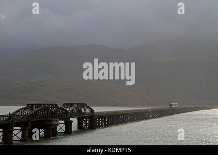 Ein Arriva Trains Wales Klasse 158 DMU-Köpfe über Barmouth Viadukt über die Cardigan Bay, im Bereich der Eifionydd Gwynedd in Wales. Arriva Trains Wales 15. Stockfoto