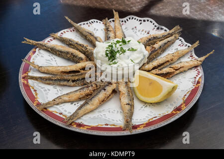 Boquerones fritos mit Aioli, beliebte Meeresfrüchte Tapas in der Region Malaga Stockfoto