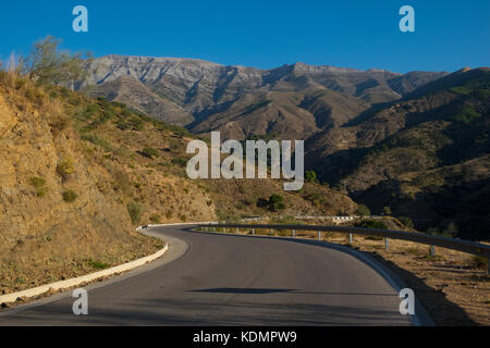 Mountain Road in Andalusien mit La Maroma Berg im Hintergrund Stockfoto