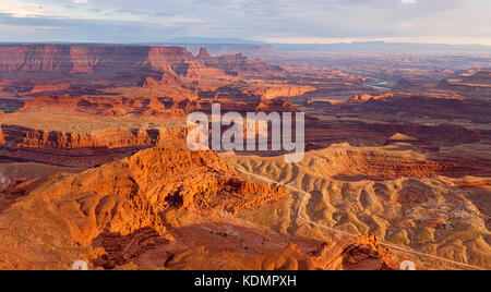 Blick von deadhorse Point State Park in Utah bei Sonnenuntergang, USA Stockfoto