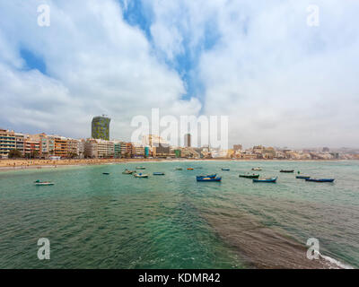 Am Ufer von Las Palmas, der Hauptstadt des großen Kanariens, mit Playa de Las Canteras Strand, Fischerbooten im Vordergrund Stockfoto