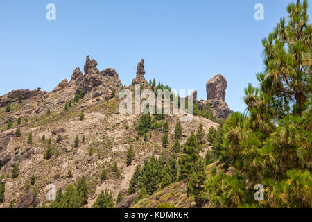 Roque Nublo, El Fraile und Roque San Jose auf dem Gipfel des Berges auch Roque Nublo genannt, Gran Canaria, Kanarische Inseln, Spanien Stockfoto