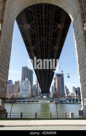 Ein Blick von Unten ed Koch Queensboro Bridge von Roosevelt Island, New York City. Stockfoto