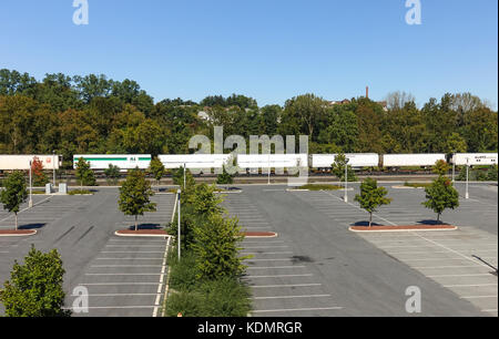 Leeren Parkplatz mit Güterzug vorbei im Hintergrund, Bethlehem, Pennsylvania, United States. Stockfoto