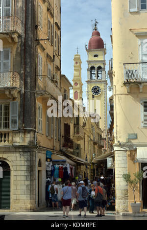 Voll, engen Straßen und Gassen mit einer orthodoxen Kirche Kirchturm mit Blick auf den griechischen Stadt kerkira auf der Insel Korfu. Touristen. Stockfoto