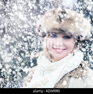 Winter Frau im Freien. Mode Portrait von Hübsches Mädchen tragen Winter Hat Stockfoto