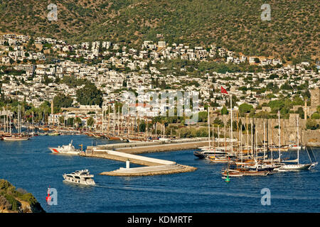 Bodrum Hafen mit der Küstenwache und Schloss von St. Peter in Bodrum, Provinz Mugla, Türkei. Stockfoto