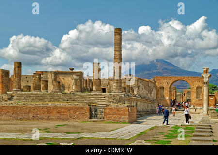 Tempel von Giove & Trajan Bogen am Forum in den Ruinen der römischen Stadt Pompeji in Cortona in der Nähe von Neapel, Italien. Den Vesuv in der Ferne. Stockfoto