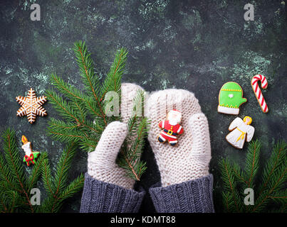 Hände in Handschuhe holding Weihnachten Lebkuchen cookies Stockfoto