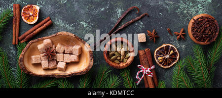 Traditionelle weihnachtliche Gewürze auf grünem Hintergrund. Stockfoto