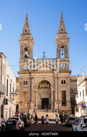 Alberobello, Italien - 13 August 2017: Touristen in der Kathedrale von der ss Medici von alberobello an einem schönen Tag Stockfoto