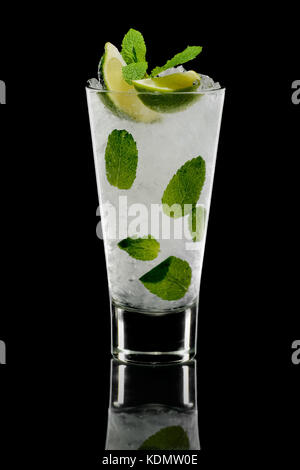 Kalt lecker Mojito in highball Glas mit Reflexion auf schwarzem Hintergrund Stockfoto