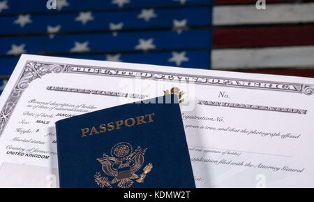 USA Reisepass und Einbürgerung Zertifikat über US Flag Stockfoto