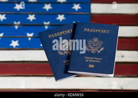 USA Pässe auf Glas Tisch über US Flag Stockfoto