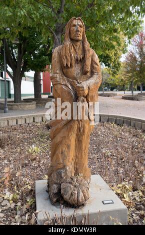 Eine aus Holz geschnitzte Skulptur eines Indianer an der Minnesota State Fairgrounds in St. Paul, MN USA. Stockfoto