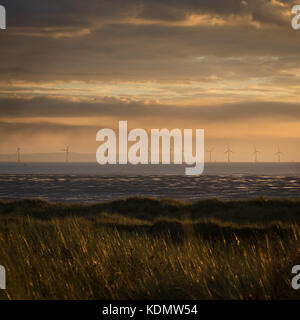 Moody Abend auf formby Strand gegen Wales über Offshore- Windenergieanlagen Stockfoto