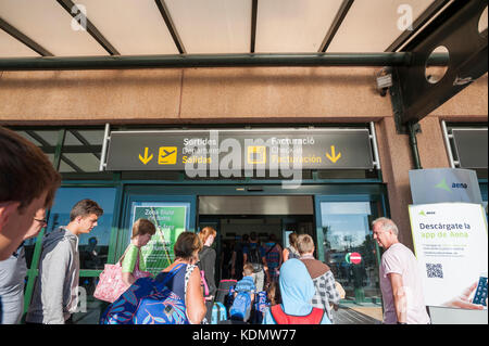 Schilder über dem Eingang zum Flughafen Mahon, Menorca, Balearen, Spanien in drei Sprachen, von oben: Menorquín (Katalanisch) Englisch, Spanisch Stockfoto