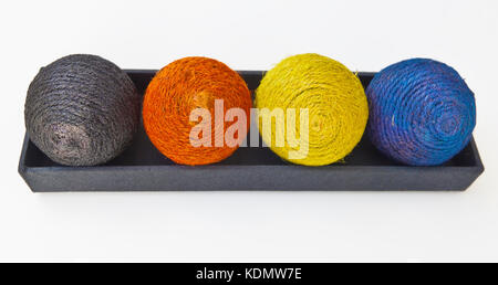 Bunte Kugeln von Garn. isoliert. Stockfoto