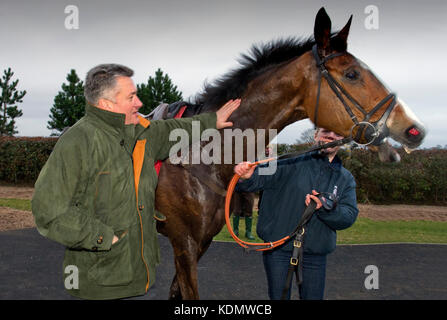 Horsetrainer Paul Nicholls bei Wincanton Pferderennbahn mit Rennpferd "kauto Star', jokeys Darryl Jacob (blaue Kappe) und Ruby Walsh (weiße Kappe) Stockfoto