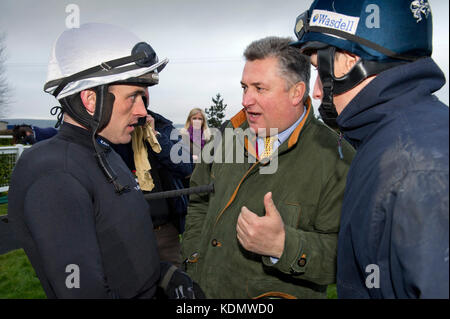 Horsetrainer Paul Nicholls bei Wincanton Pferderennbahn mit Rennpferd "kauto Star', jokeys Darryl Jacob (blaue Kappe) und Ruby Walsh (weiße Kappe) Stockfoto